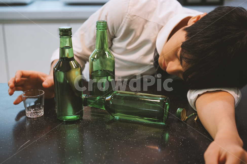 소주,알콜,음주,과음,숙취,술,술병,남성,남자,취객,회식,만취,소주병,사람,인물,인간,human,person,남성,남자,man,male,술,주류,alcohol