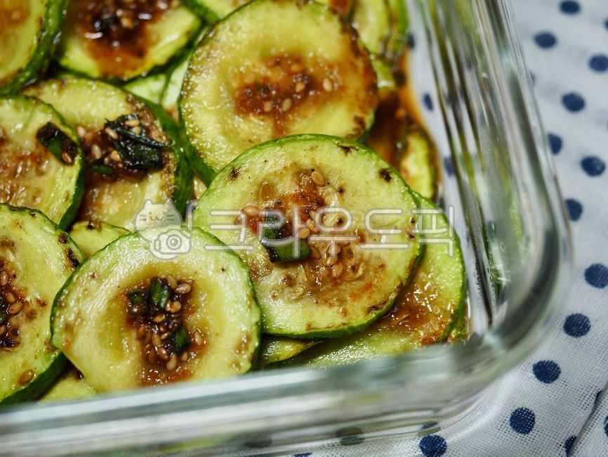 호박,애호박,호박구이,애호박구이,반찬,한국음식,아시아음식,배경,웰빙,채소,채소음식,간장양념,녹색,유리용기,음식,요리,간장,pumpkin,grilledpumpkin,sidedish,koreanfood,asianfood,background,wellbeing,vegetable,soysauce,green,glasscontainer,food,cooking