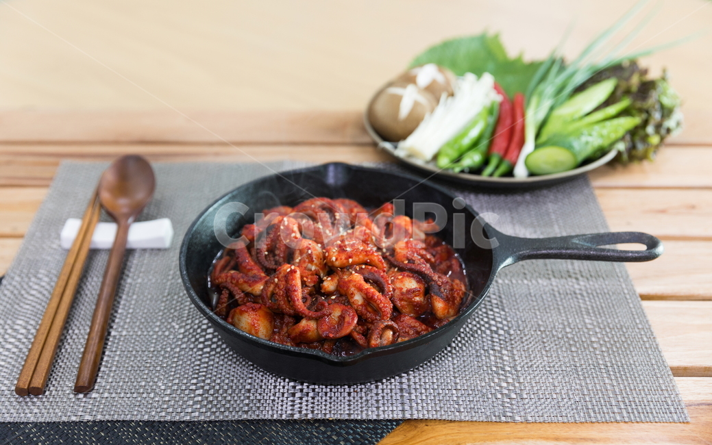 주꾸미,요리,다이어트,매운음식,식기류,건강식,조리법,그릇,테이블,식사,맛있다,먹다,별미,낙지,문어,맵다,짜다,준비,숟가락,식탁,붉다,해산물,바다요리,재료,배고프다,무침,볶음,식당,볶다,젓가락,매콤하다,양념,밥도둑,쌀,밥,야채,음식,식재료,요리,food,cook,meal,dishes,food reserves,한식,한국음식,한국요리,korean food,korean dishes,korean meal,korean cook