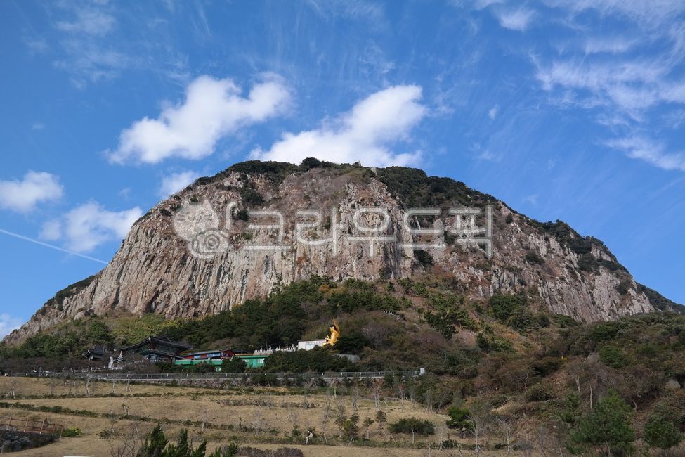 제주도,제주,산방산,명소,자연,산,하늘,구름,풍경,경치,웅장한,듬직한,야외,실외,돌,바위,장엄한