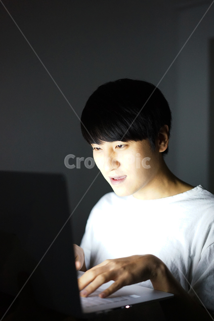 중독,인터넷중독,컴퓨터중독,게임중독,남자,게임,게이머,밤샘,addiction,gamer,game,computer,man,사람,인물,인간,human,person,얼굴표정,facial expression,face,남성,남자,man,male,정보통신기술,전자기기,전자제품,it,information,technology,electronic equipment