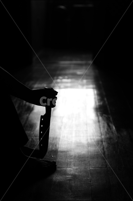 흑백사진,horror,thriler,knife,인물,스틸,호러,스릴러,칼,섬뜩,무서움,니콘,포트레이트,portrail,사람,인물,인간,human,person,공포,호러,무서운,무서움,horror,terror,fear,인물실루엣,사람실루엣,character silhouette,human silhouette,흑백,모노톤,monochrome,black and white,flooring,바닥