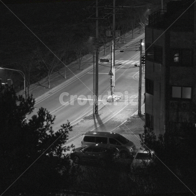 길가,새벽,흑백,road,아스팔트,차,vehicle,차량,transportation,tarmac,타맥,교통,도로