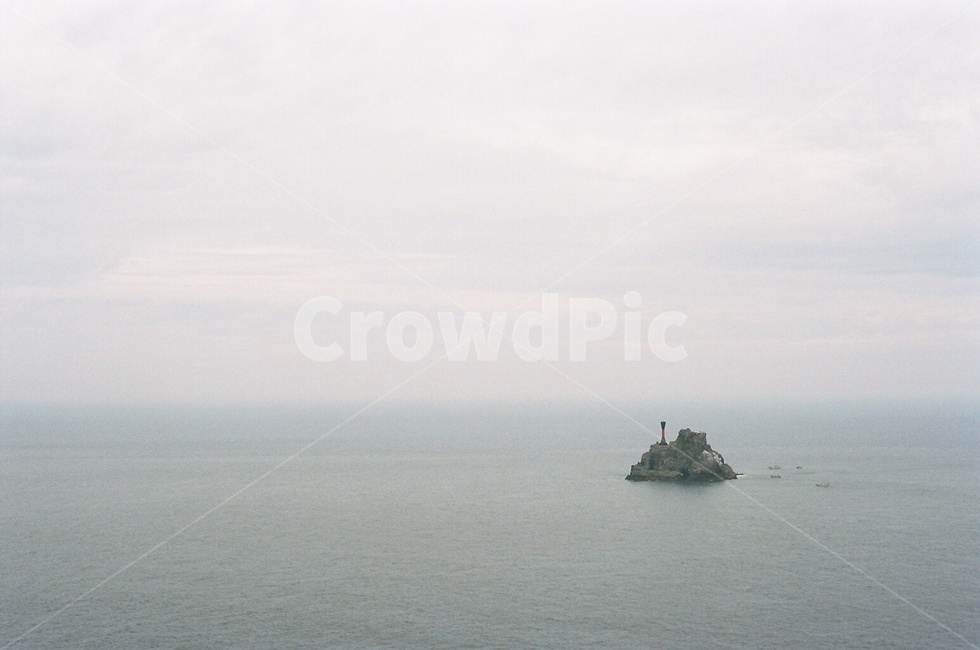 바위섬,등대섬,부산태종대,잔잔한파도,흑백바다,자연,풍경,nature,landscape,land,땅,outdoors,옥외,ocean,대양,sea,바다,water,물,shoreline,해안선,boat,보트,vehicle,차량,transportation,교통,coast,연안