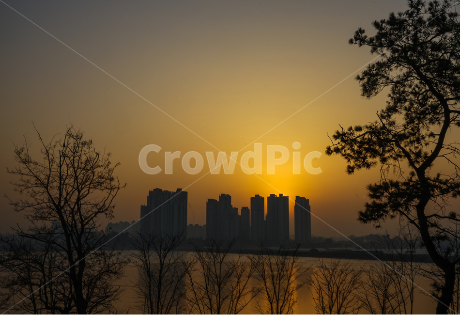 애돋이,일출,여명,호수,얼음판,얼음,건물,풍경,감성,도시,풍경,city,landscape,한국도시풍경,한국도시경관,korea cityscape,nature,자연,outdoors,옥외,sky,하늘,red sky,붉은 하늘,sunset,일몰,dawn,새벽,dusk,황혼,sunlight,햇빛