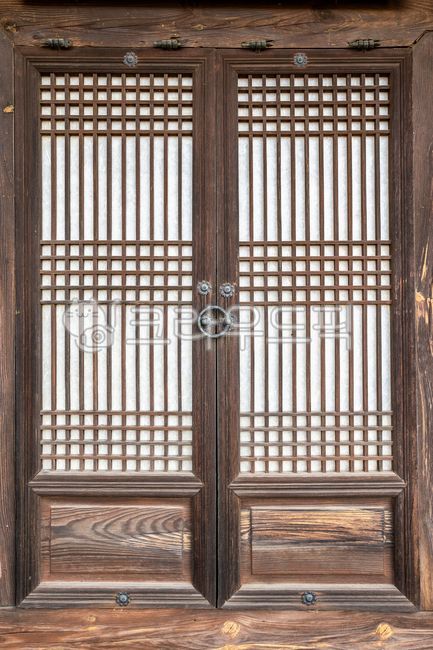 대한민국,강원도,삼척,여행지,관광지,랜드마크,명소,나무,건축,건축물,문,전통,문화,역사,고건축물,과거,오래됨,문화재,동해,해암정,유형문화유산,목재건물,목재,입구,한국전통문고리,문고리,걸쇠,전통문,창살,창호지,한옥,한지,문간,출입구