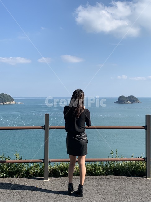 섬,휴가,혼자,여자,뒷모습,nature,자연,land,outdoors,water,물,sea,사람,해안선,shorts,clothing,의류,사람,인물,인간,human,person,여성,여자,woman,female,lady