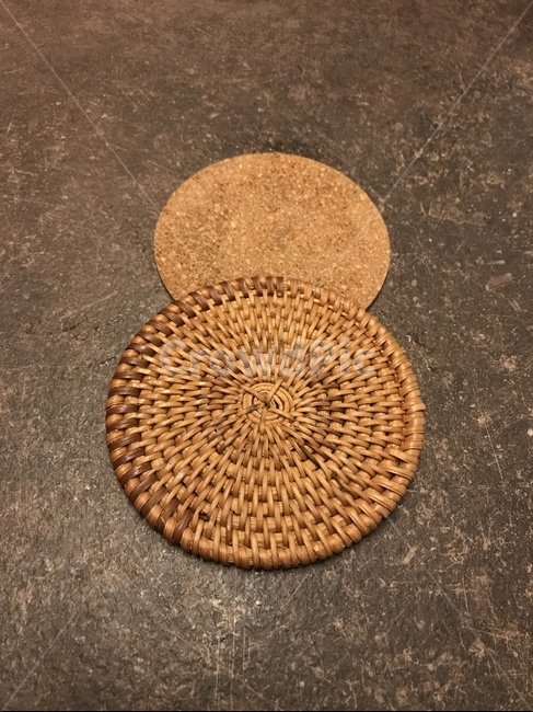 컵받침,코스터,coaster,카페,테이블,코르크,사물,물건,오브젝트,thing,object,matter