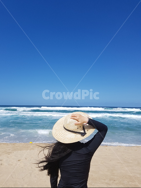 여자,뒷모습,바다,해변,여자뒷모습,해수욕장,푸른하늘,하늘,파도,해변,바다,beach,sea,사람,인물,인간,human,person,여성,여자,woman,female,lady,여행,휴가,traveling,vacation,trip