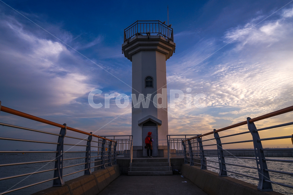등대,항구,궁평항,노을,석양,바다,구름,하늘,풍경,등대,lighthouse,사람,인물,인간,human,person,banister,난간,handrail,railing