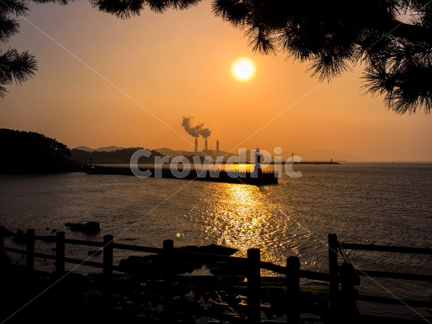 하늘,등대,바다,소나무,공장,노을,오렌지,배경,태양,일출,sunlight,햇빛,해돋이,남해안,남해바다
