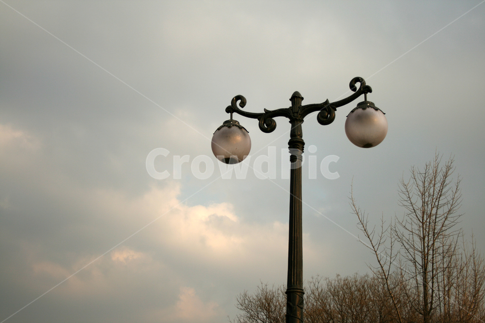 하늘,가로등,구름,흐린날,도시,sky,자연,풍경,nature,landscape,사물,물건,오브젝트,thing,object,matter,lamp post,램프 포스트