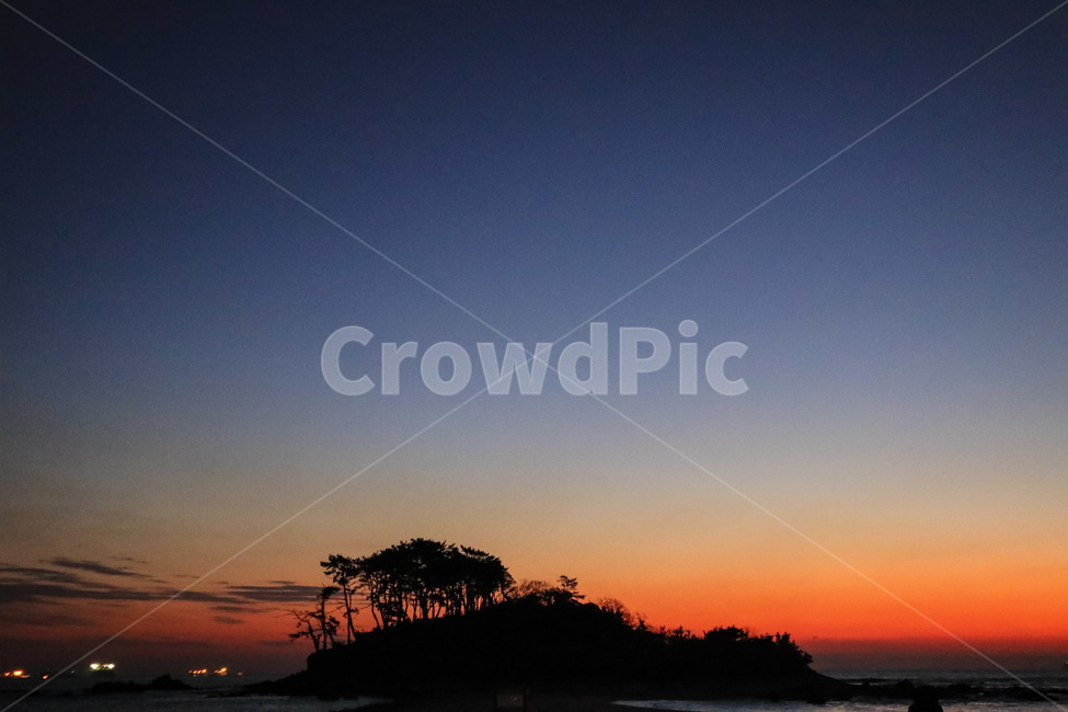 바다,하늘,구름,달,파도,새벽,자연,풍경,nature,landscape,실루엣,그림자,silhouette,shadow,outdoors,옥외,dusk,황혼,sunset,일몰,dawn,sky,red sky,붉은 하늘