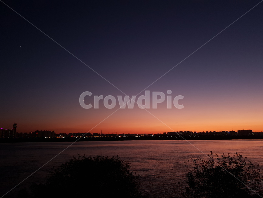 한강,야경,노을,해질녘,하늘,강,야경,밤,풍경,nightscape,night,landscape,nature,자연,outdoors,옥외,sky,dusk,황혼,sunset,일몰,red sky,붉은 하늘,dawn,새벽