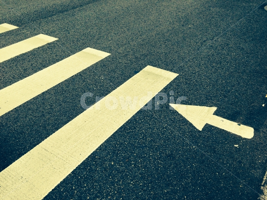 횡단보도,파란색,화살표,직진,아스팔트,교통,교통수단,traffic,transportation,asphalt,road,도로