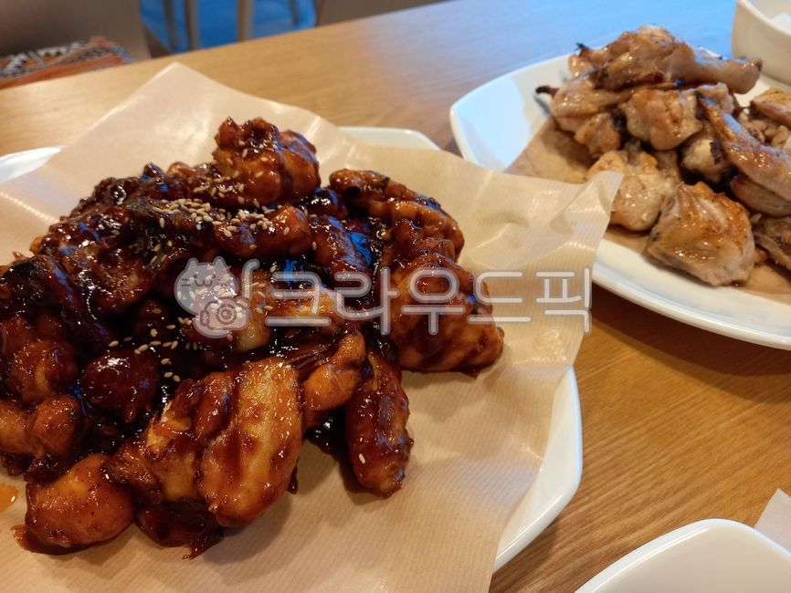 치킨,양념구이,소금구이,바베큐,chiken,barbecue,grill,salt,seasoning,roasting,음식,food,접시,dish