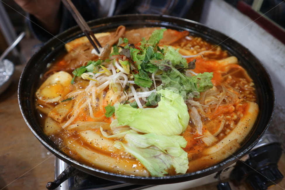 떡볶이,즉석떡볶이,즉석요리,한국음식,한국전통,매운음식,매운요리,요리,음식,한국,떡,가래떡,만두,야끼만두,면,라면사리,누들,양상추,식재료,야채,매운맛,고춧가루,고추장,한식,한국전통음식,tteokbokki,korean,koreanfood,food,cook,cooking,spicy,noodel,dumpling,koreancook,koreanmeal,Kochujang