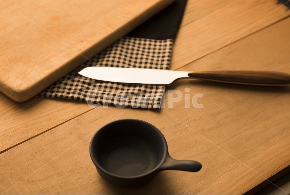 요리,아침준비,쿠킹,칼,나이프,그릇,도마,나무,테이블,식탁보,맛,낭만,쉐프,요리사,식사,시장하다,맛집,우드,원목,컵,잔,도자기,도구,조리,기구,사물,물건,오브젝트,thing,object,matter