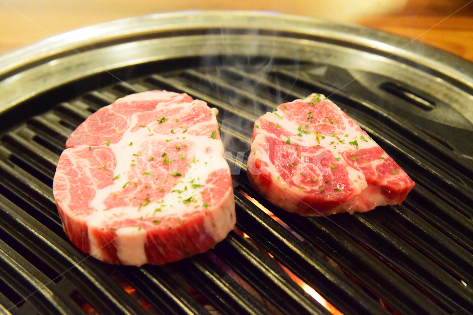 돼지고기,고기,생고기,식재료,pork,숯불구이,불판,구이판,석쇠,연기,meat,foodmaterial,grill,gridiron,음식,식재료,요리,food,cook,meal,dishes,food reserves,육류,고기,meat