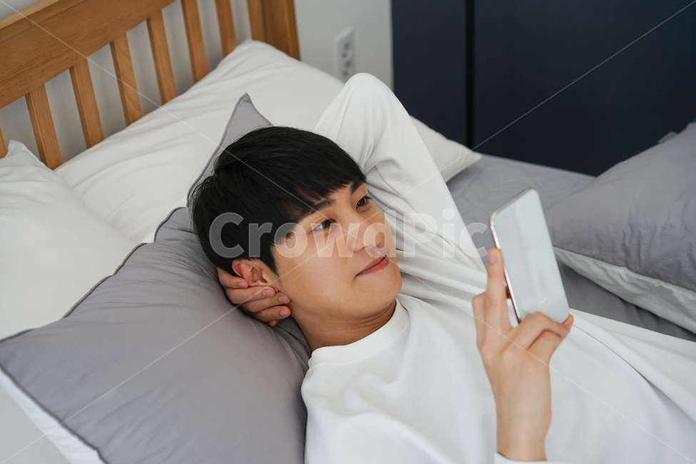 침대,침실,방,실내,집,하우스,남자,남성,이불,bed,휴식,휴일,핸드폰,휴대폰,모바일,사람,인물,인간,human,person,남성,남자,man,male