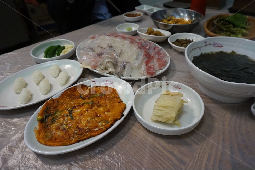 회,백김치,김치전,김치,광어회,우럭,도다리,상차림,소스,회식,식사,야식,먹방,단백질,건강,다이어트,활어,물고기,fish,슬라이스,자르다,차리다,셋팅,set,정갈한,정리된,먹는,질감,투명,생선회,생선,바다,바닷가,먹다,스시,맛집,광어,맛있다,맛있는,cook,meal,dishes,수산물,해산물,fisheryproducts,seafood,날것,생것,싱싱한,신선한,참치,와사비,요리,모듬회,회모듬,음식,food,식재료,음식,식재료,요리,food,cook,meal,dishes,food reserves,수산물,해산물,fishery products,seafood