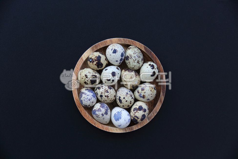 Quail eggs,bird eggs,black background,shell,small eggs,bowl,food,egg,material,food ingredients,cooking ingredients,food,ingredients,groceries,bird,small,white background,plate,background,plate,fresh,raw,quail,raw eggs,pattern,whit