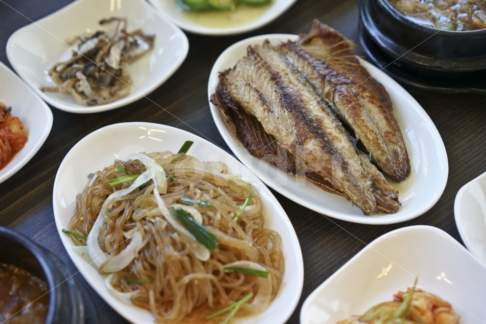 	한정식,한식,식사,푸드,음식,먹방,한상,우리음식,먹거리,반찬,상다리,한끼,외식,잡채,생선구이,생선,음식,식재료,요리,food,cook,meal,dishes,food reserves,수산물,해산물,fishery products,seafood,한식,한국음식,한국요리,korean food,korean dishes,korean meal,korean cook