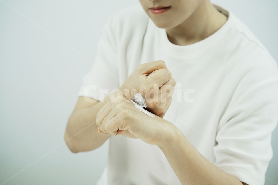 손,신체일부,뷰티,스킨케어,피부관리,화장품,핸드크림,hand,cream,beauty,skincare,cosmetic,남성,사람,인물,인간,human,person,신체일부,몸,body,뷰티,미용,beauty treatment