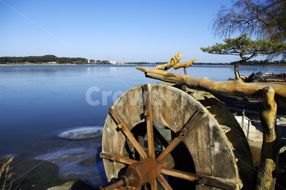 호수,물레방아,겨울,color,파란,겨울,계절,winter,season,자연,풍경,nature,landscape,한국자연풍경,한국자연경관,korea nature landscape,사물,물건,오브젝트,thing,object,matter,wood,나무