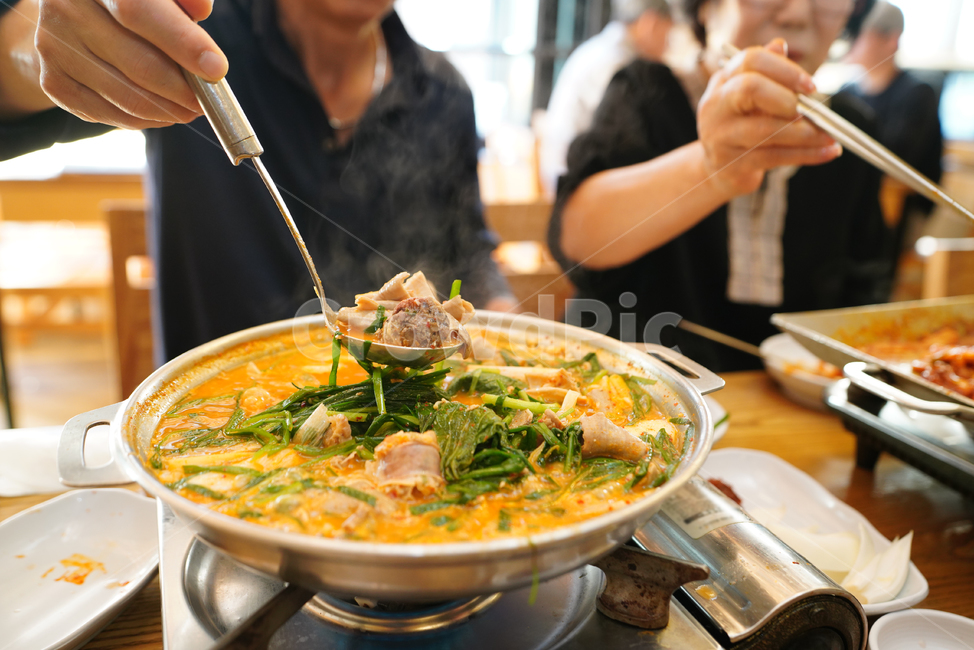 전골,국물,국물요리,요리,순대,순대국,한식,냄비,술안주,식사,먹방,육류,고기,부추,사람,인물,인간,human,person,신체일부,몸,body,음식,식재료,요리,food,cook,meal,dishes,food reserves,한식,한국음식,한국요리,korean food,korean dishes,korean meal,korean cook