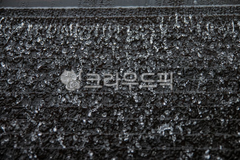 Water drop,wall,fast shutter,low angle,many water droplets