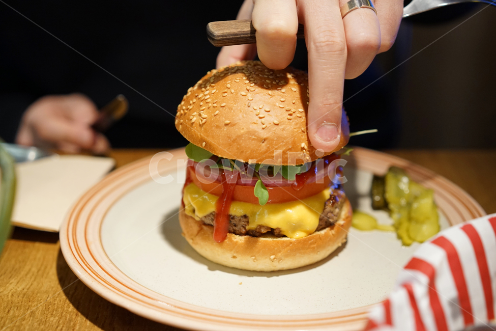 음식,요리,푸드,food,햄버거,버거,수제버거,패스트푸드,사람,인물,인간,human,person,신체일부,몸,body,음식,식재료,요리,food,cook,meal,dishes,food reserves,양식,서양음식,서양요리,western food,western dishes,western meal,western cook
