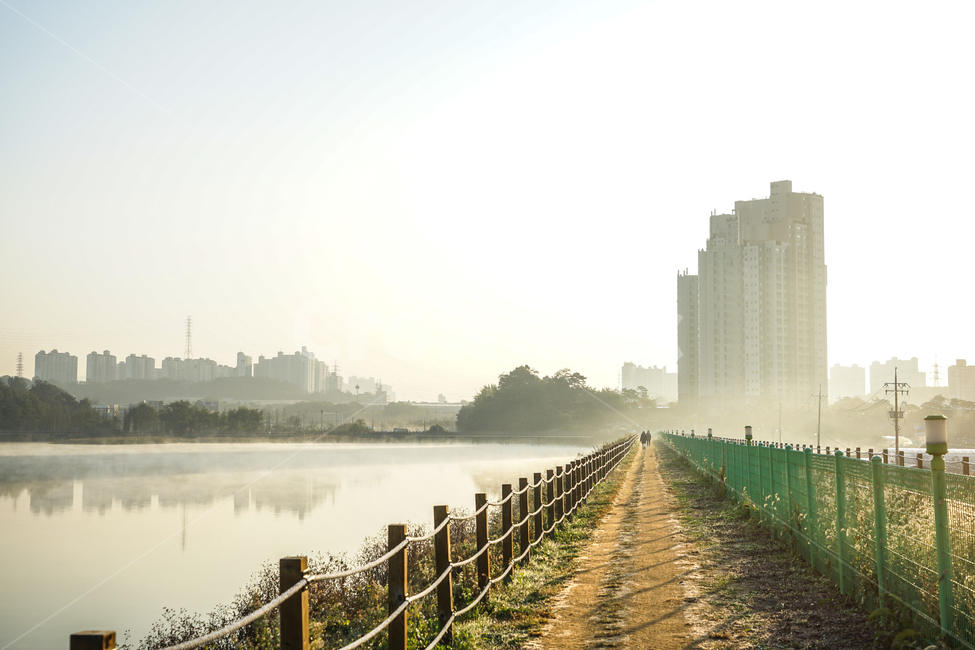 호수,제방,둑,길,산책로,안개,행인,산책,담장,건물,도시,풍경,city,landscape,한국도시풍경,한국도시경관,korea cityscape,railing,난간,banister,handrail