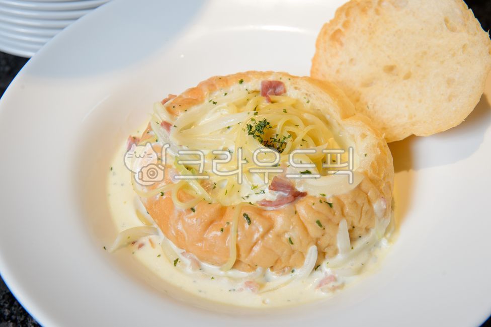 빠네파스타,빠네,크림파스타,베이컨,크림,생크림,양파,허브,우유,흰접시,파스타,파슬리,맛있는,담백한,이탈리안식,이탈리안,레스토랑