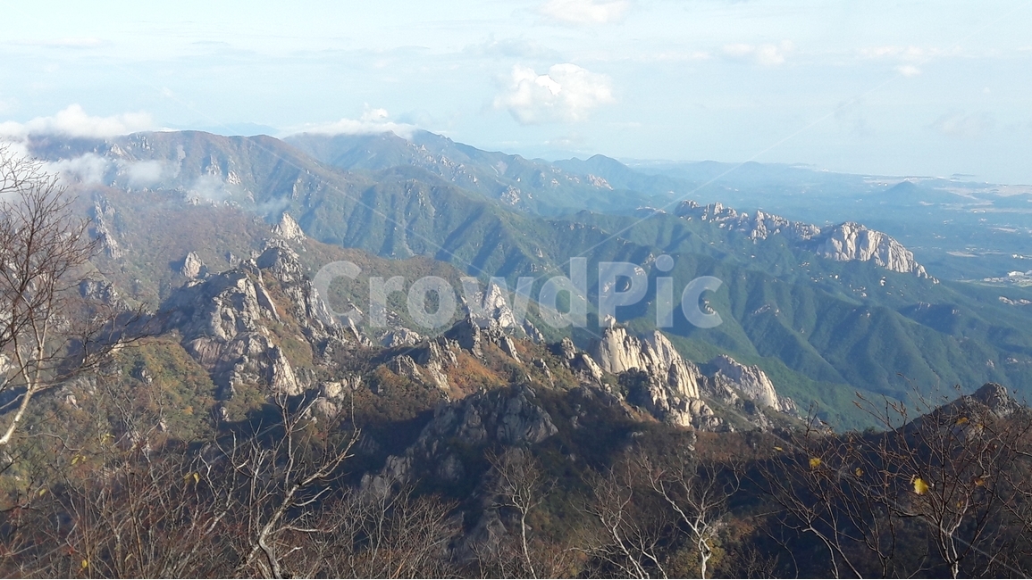 설악산,한국의산,설악산국립공원,공룡능선,천불동계곡,한국의가을,단풍,구름,한국의산하,아름다운산,바위,암봉,자연,풍경,nature,landscape,한국자연풍경,한국자연경관,korea nature landscape,outdoors,옥외,mountain,산,경치,mountain range,산맥,scenery
