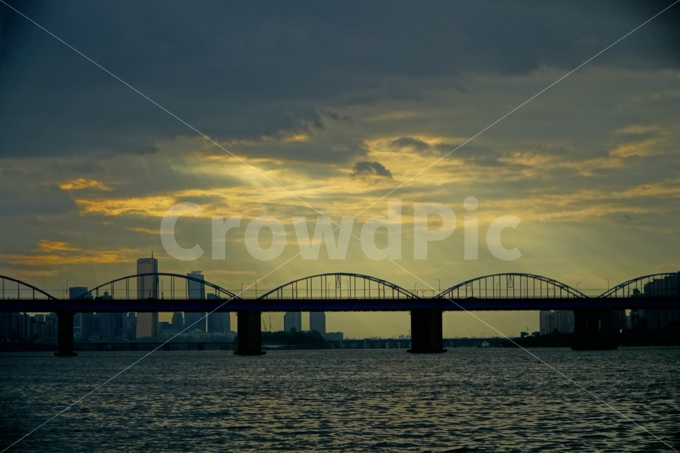 다리,한강,빛내림,구름,하늘,강,도시,풍경,city,landscape,building,건물,architecture,건축물,bridge,arched,아치형,arch,아치