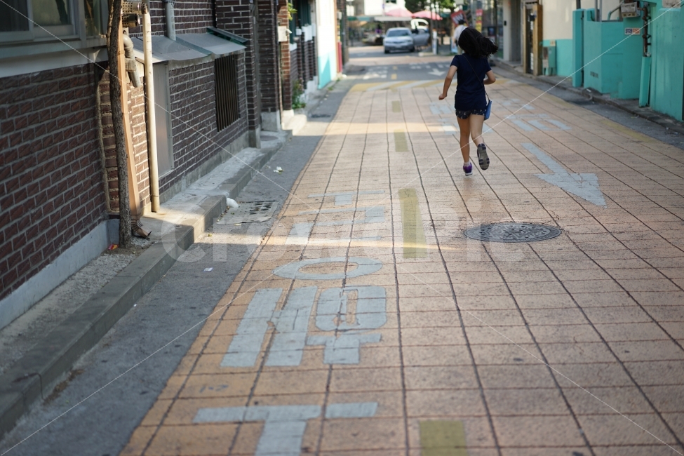 달리기,뜀박질,지각,시간,달려,거리,길,길거리,학생,여자,일상,골목길,alley,사람,인물,인간,human,person,path,통로,walkway,보도,sidewalk,pavement,포장,pedestrian,보행자,flagstone,판석,clothing,의류,apparel,의복