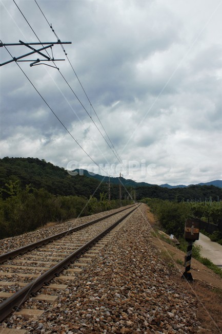 철도,철길,기찻길,철로,기차,전선,전신주,시골,산,풍경,railroad,train,사선,대각선,하늘,구름,sky,cloud,road,way,path