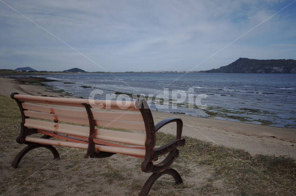 blue,sky,ocean,sea,water,바다,푸른하늘,하늘,푸른바다,shoreline,해안선,자연,furniture,가구,bench,벤치,공원벤치,beach,해변,부서진,망가진,자연,풍경,nature,landscape