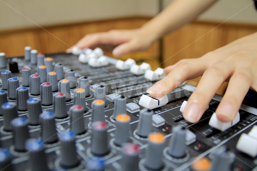 음향,음향장비,음향기기,음악,사운드,DJ,장비,소리,이퀄라이저,아이콘,디지털,디스플레이,컨트롤,트랙,아트,키패드,라디오,튜너,비지니스,모션,채널,패널,믹싱,컨셉,콘셉트,콘셉,톤,음파,웨이브,패턴,노이즈,컬쳐,레코딩,산업,뮤직,오브젝트,equipment,음악가,mixing,버튼,밀다,녹음,콘솔,전자공학,음향증폭,파티,믹서,오디오,방송,판넬,프로듀서,MP,Digtal,아날로그,믹스,professional,closeup,디스코,음량,색띠,클럽,club,물결,클라이막스,기록계기,음성,뮤지컬,추상적,컬러풀,사운드장비,사람,인물,인간,human,person,신체일부,몸,body,정보통신기술,전자기기,전자제품,it,information,technology,electronic equipment,악기,음향기기,musical instrument,musical equipment