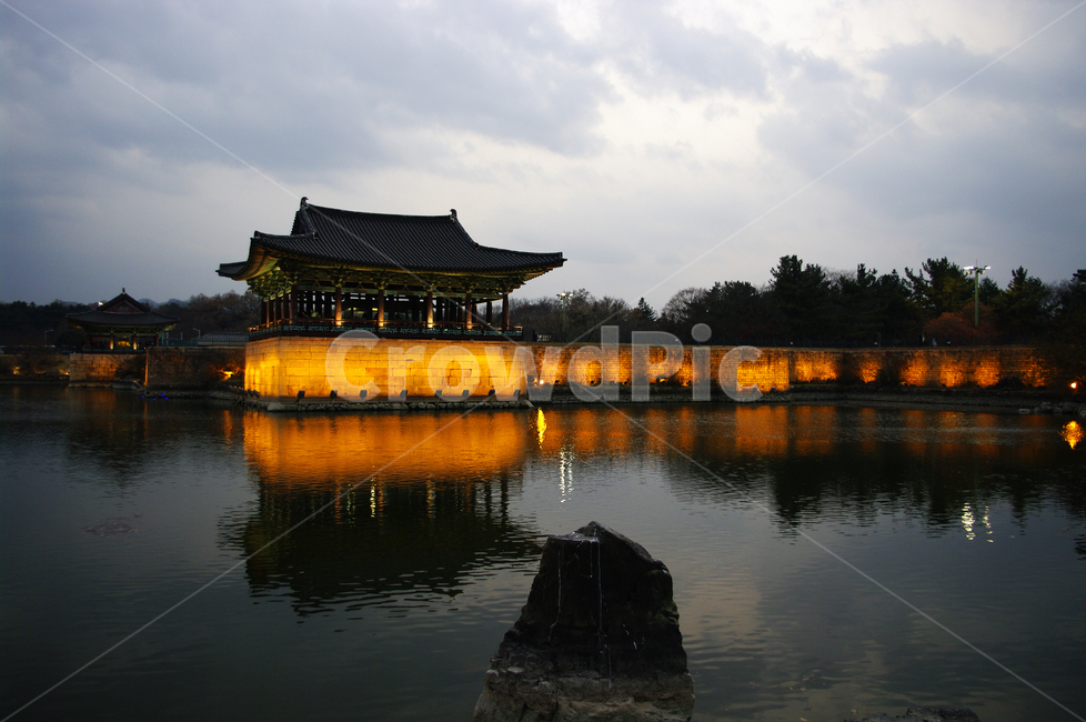 안압지,연못,경주,건축,지붕,traditional,전통,조명,빛,하늘,구름,풍경,야경,밤,풍경,nightscape,night,landscape,한국전통,한국문화,korean traditional,korean culture,랜드마크,landmark,tourist attraction,한국랜드마크,한국관광지,한국명소,korea landmark,korea tourist attraction,건축물,건물외관,exterior,building,structure,architecture,construction