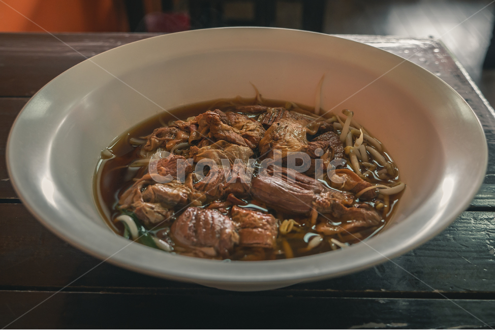 돼지고기,국수,국수요리,쌀국수,고기국수,맛있는,고소한,쫄깃한,noodles,pork,클로즈,클로즈업,나무테이블,테이블,흰접시,따끈한,음식사진,타이음식,태국음식,점심,저녁,식사,음식,식재료,요리,food,cook,meal,dishes,food reserves,면류,면요리,noodles