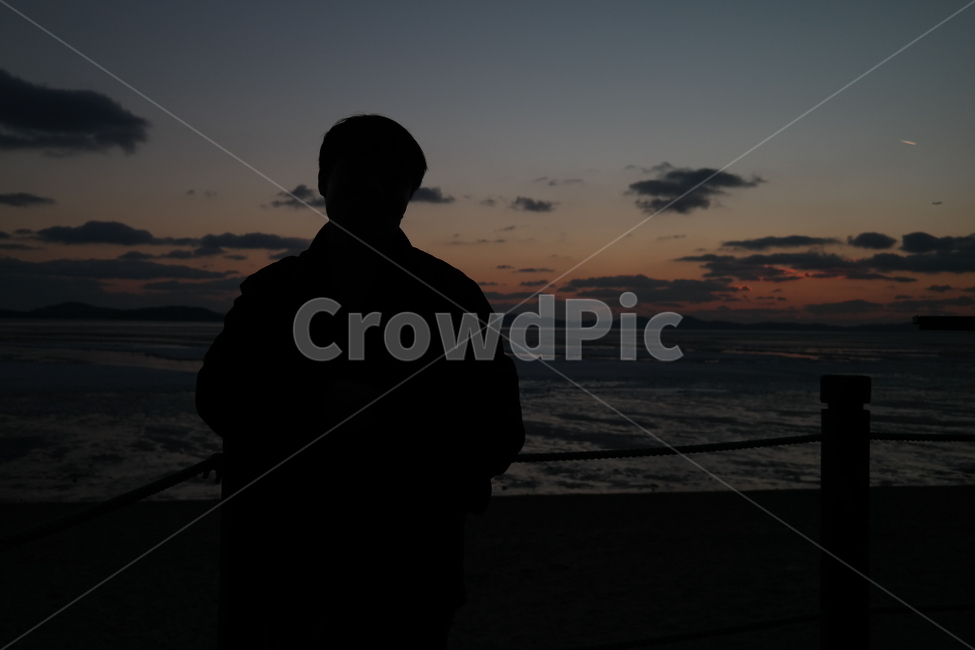 그림자,아빠,남자,뒷모습,실루엣,바다,파도,바닷가,동해,서해,동해안,서해안,어른,성인,바라봄,바라보다,하늘,구름,일몰,일출,새해,기도,간절함,간절하다,아저씨,가장,가족,가로,배경,풍경,한국,여행,korea