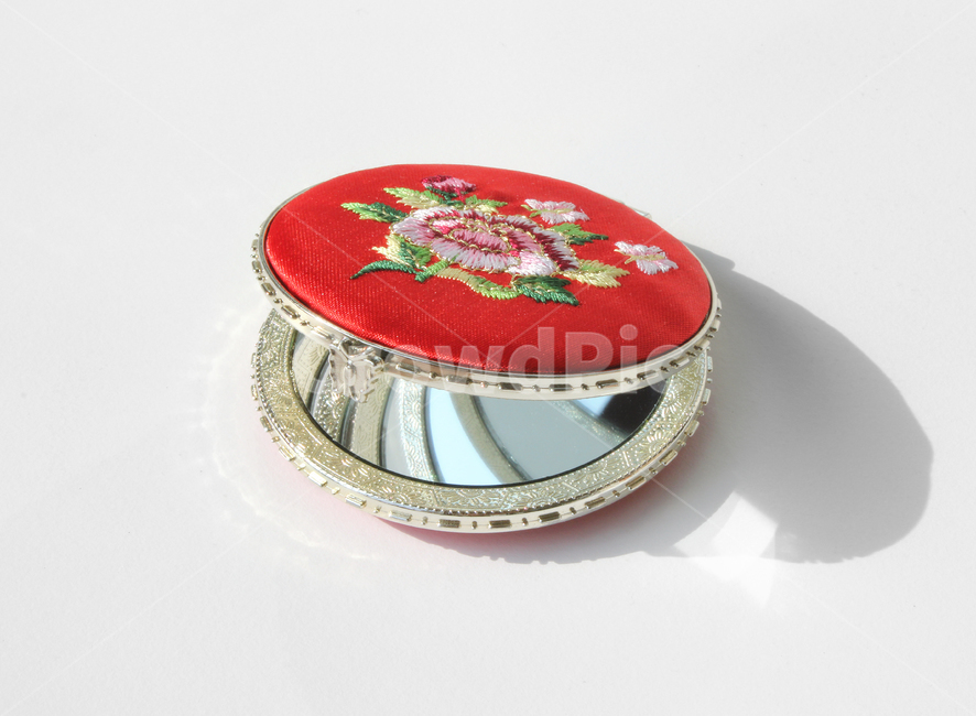손거울,거울,미니,미니거울,자수,전통,mirror,red,빨강,한국,korea,littlepocketmirror,코스메틱,악세사리,원형,메이크업도구,도구,메이크업,흰배경,열림,open,열린,한국전통,한국문화,korean traditional,korean culture,뷰티,미용,beauty treatment,사물,물건,오브젝트,thing,object,matter,누끼,remove background