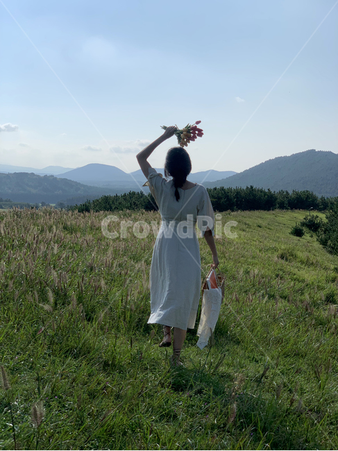 제주도,오름,아부오름,피크닉,소풍,picnic,하늘,산,숲,sky,jeju,island,꽃,flower,자연,nature,풀,사람,인물,인간,human,person,여성,여자,woman,female,lady