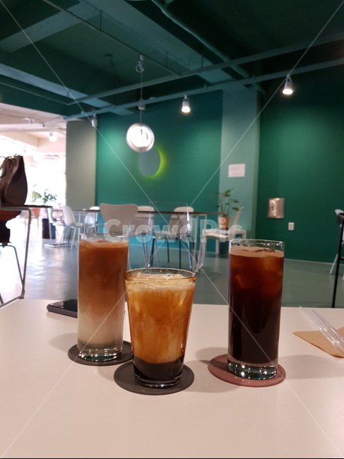 세잔,3잔,유리잔,카페,인테리어,조명,전구,벽지,테이블,탁자,흰색탁자,의자,아메리카노,컵받침대,받침대,휴지,흑당,흑당커피,밀크티,커피,카페,coffee,cafe