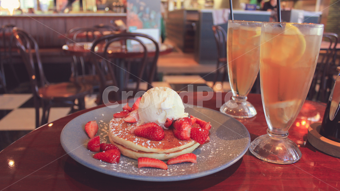 팬케이크,레스토랑,음료,디저트,딸기,빵,음식,요리,후식,pancake,strawberry,juice,restaurant,dessert