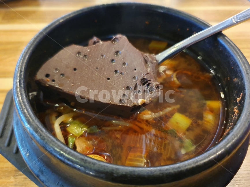 bowl,dish,식사,meal,식품,food,뚝배기,선지해장국,delicious,해장국,한국음식,맛있는