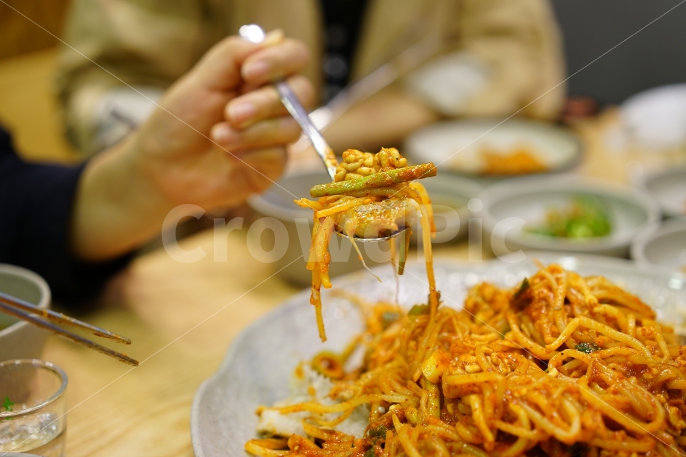 숟가락,손,인물,밥,먹방,한끼,식사,한입,스푼,푸드,밥심,찜,해물찜,요리,술안주,사람,인물,인간,human,person,신체일부,몸,body,음식,식재료,요리,food,cook,meal,dishes,food reserves,한식,한국음식,한국요리,korean food,korean dishes,korean meal,korean cook