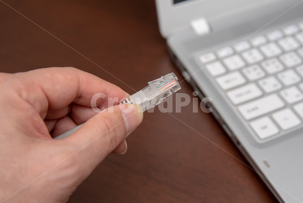 남자,손,노트북,컴퓨터,네트워크,연결,케이블,통신,커뮤니케이션,유선,보안,랜선,키보드,접속,행동,포트,네트웍,인트라넷,흰색,랜,손가락,정보통신,기술,디지털,플러그,라인,선,온라인,데이터,링크,장비,기술자,인터넷,오브젝트,과학,산업,industry,industrial,정보통신기술,전자기기,전자제품,it,information,technology,electronic equipment